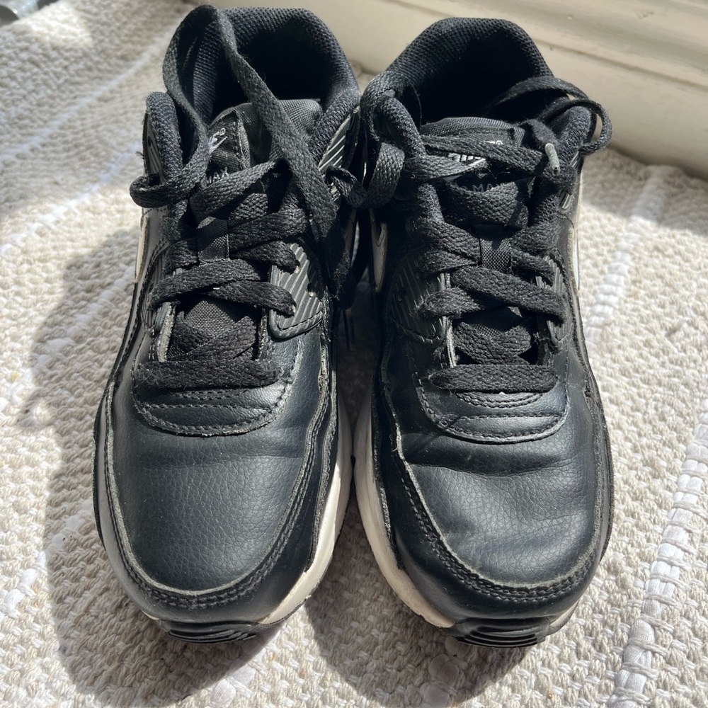 Nike Airmax Sneakers Black and White. Size US 3Y. Great for back to school.